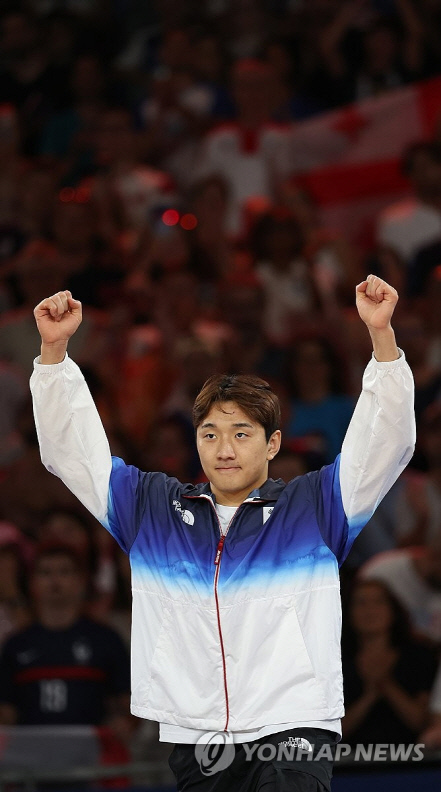 국가대표 유도 선수 이준환이 '2024 파리올림픽' 유도 남자 81kg급 경기에 출전해 동메달을 획득, 시상식에서 기쁨을 표현하고 있다. 사진 연합뉴스.